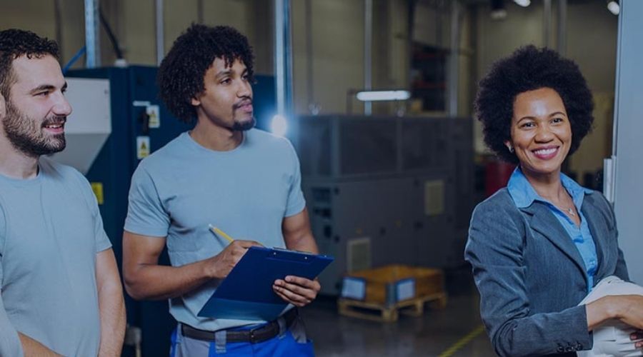 Personnes dans une usine
