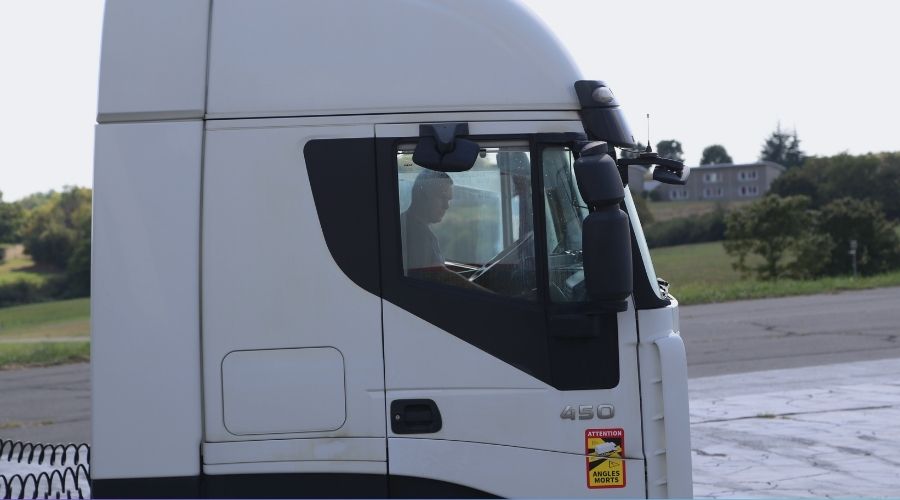 PERSONNE DANS UN CAMION