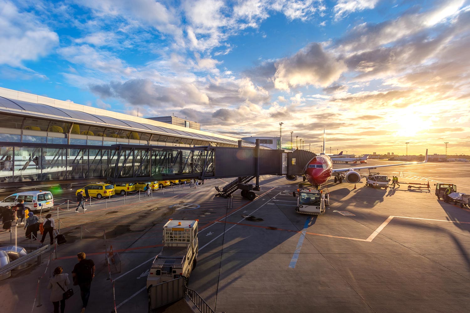 couché de soleil sur un aéroport