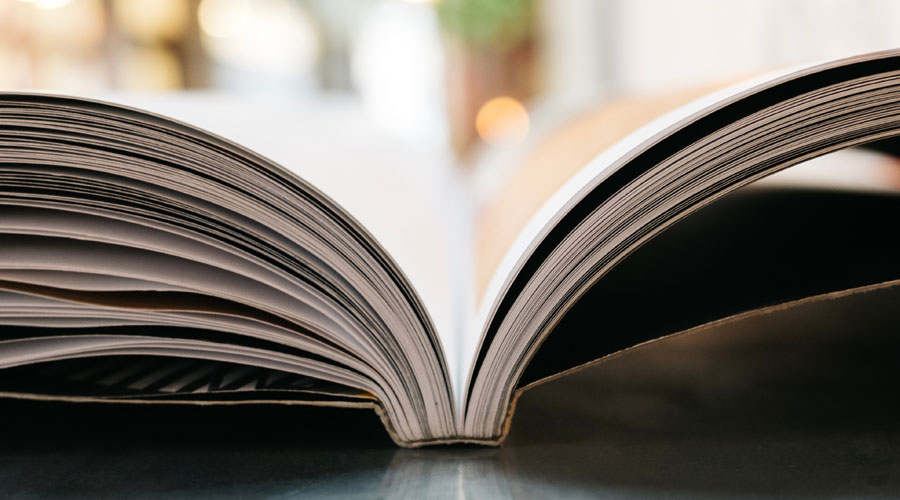 Une livre est ouverte