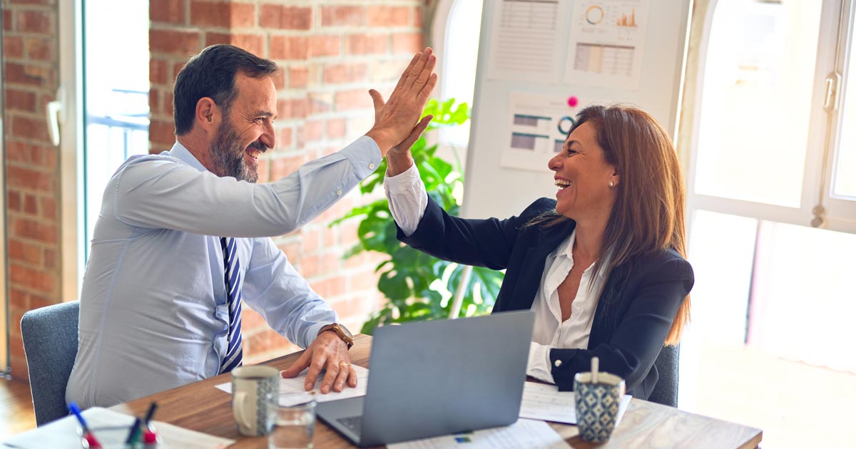 manager et une collaboratrice se félicitant