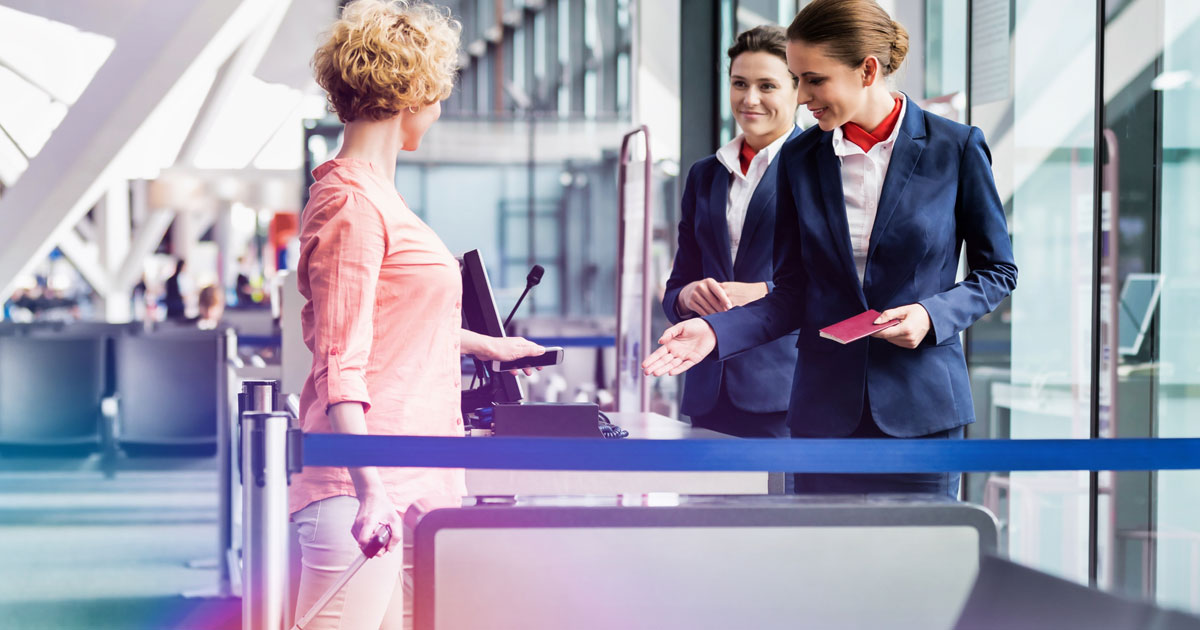 Agent d'escale accueille les passagers de l'aéroport à l'arrivée
