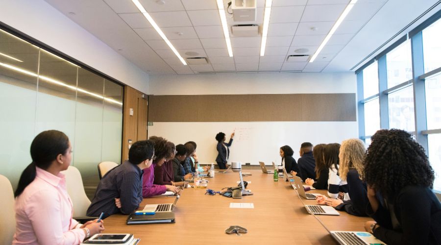 Des professionnels en formation dans une salle de réunion