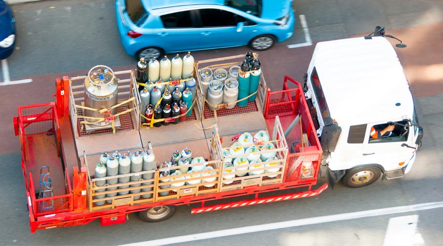 camión que transporta varias bombonas de gas