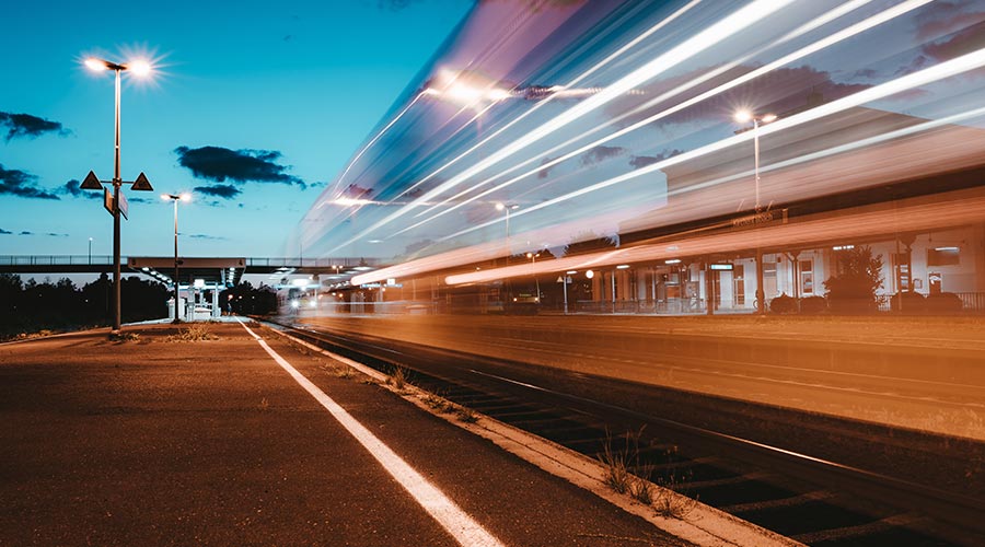 estação de trem com um trem em movimento