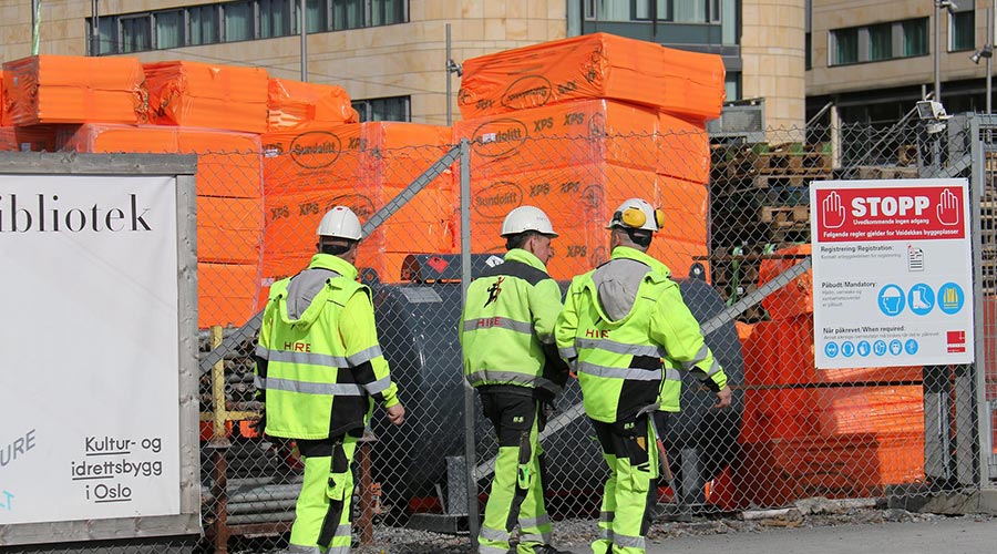 trabajadores analizando los riesgos