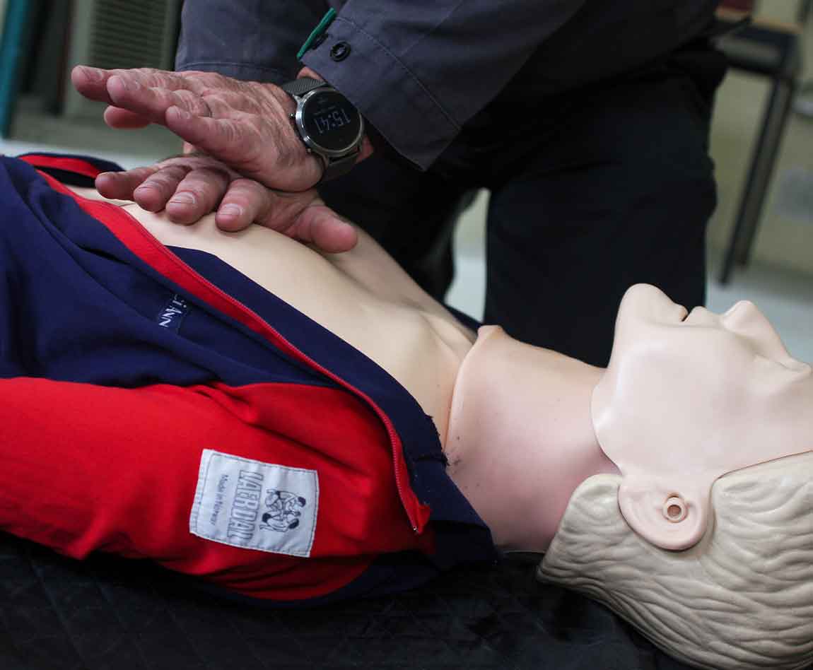 Un collaborateur apave réalise un massage cardiaque sur un mannequin