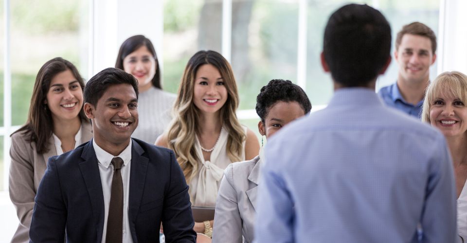 Des femmes et des hommes en train de sourire