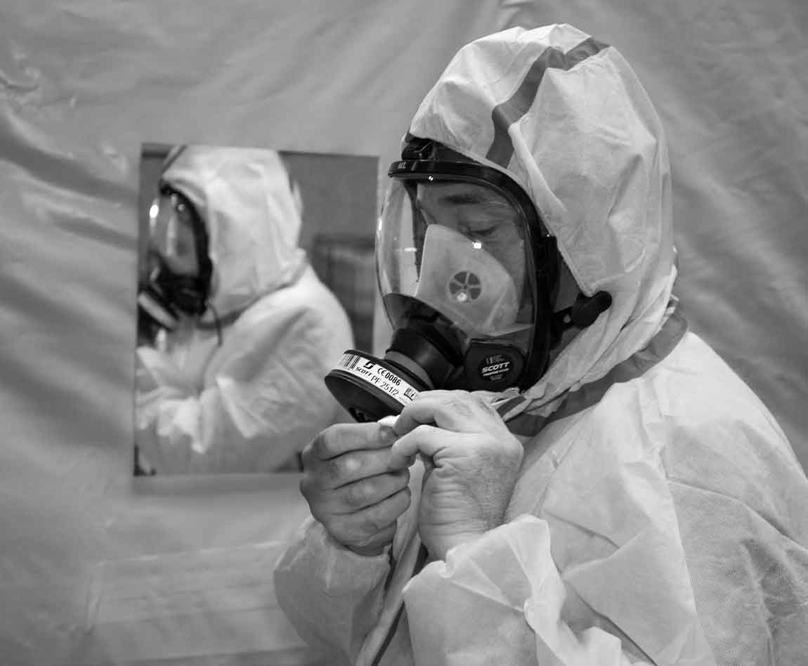 Un homme porte ses EPI pour l'amiante