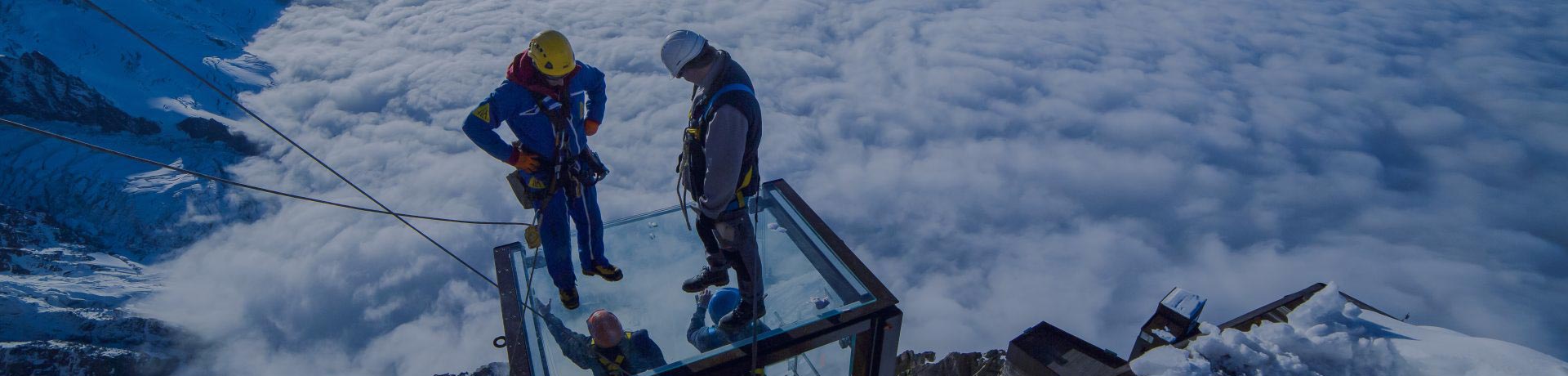 lavoratori in cima a una montagna