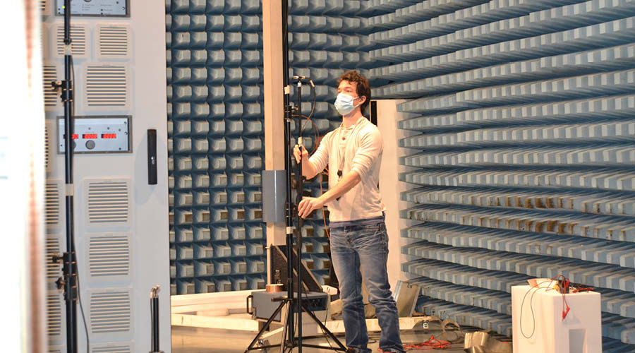 Un technicien prépare un essai acoustique
