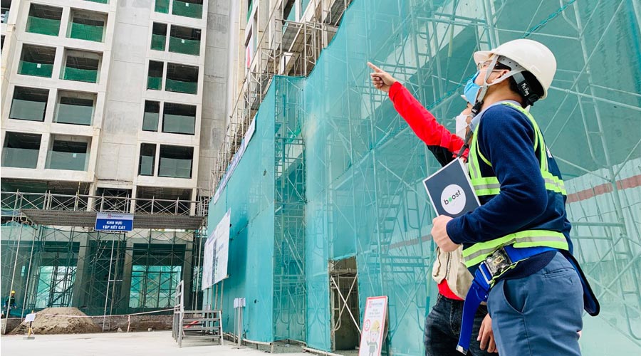 Các thành viên của nhóm Apave xem một tòa nhà