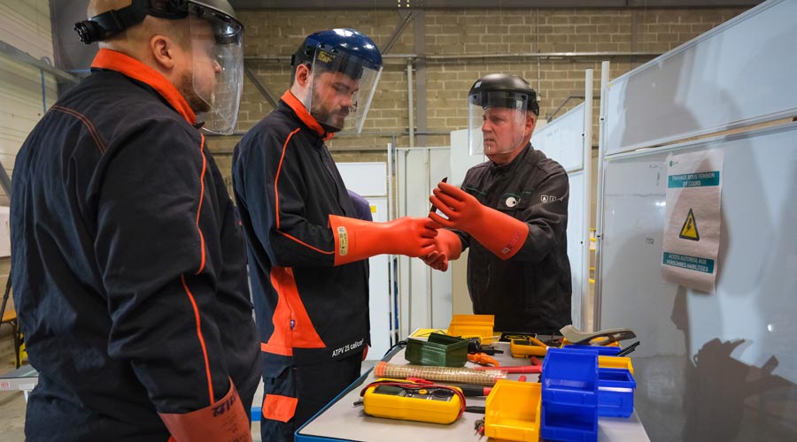 formateur Apave avec des collaborateurs Volvo en formation sur les batteries électriques