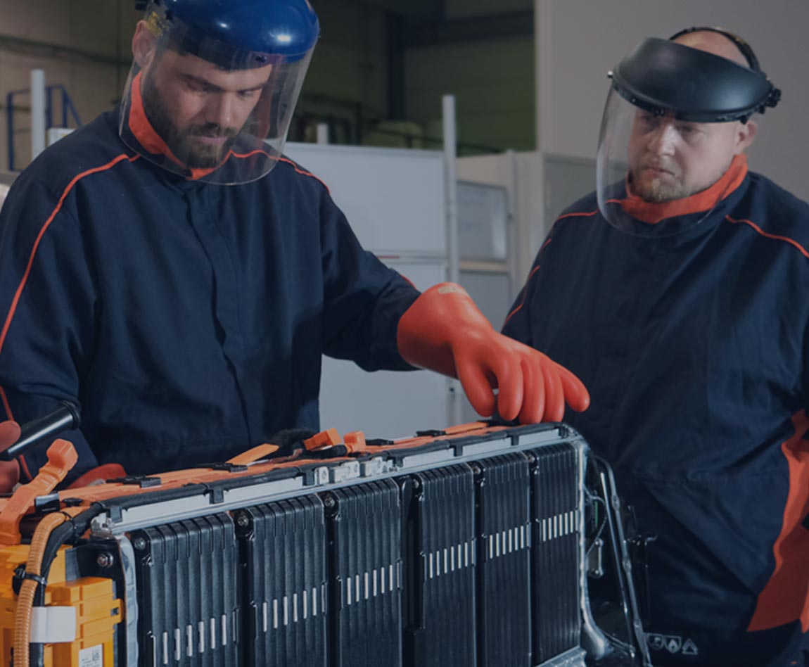 Apave employees training on electric batteries
