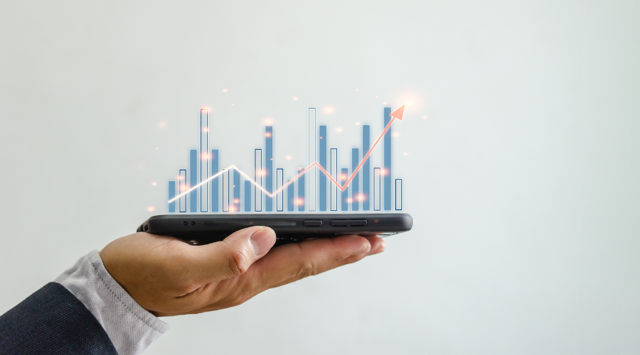 Main qui suit les tendances du marché sur un téléphone